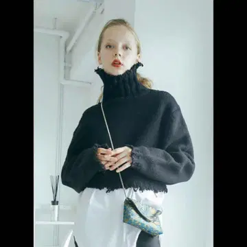 PERVERZE 터틀 크러쉬 스웨터 숏 기장