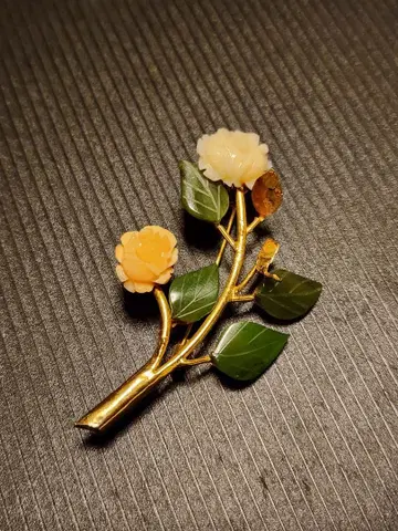 꽃과 잎의 골드 브로치