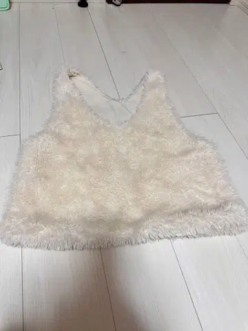 크림색 플리스 뷔스티에 V넥