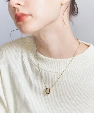 U 모티브 체인 목걸이