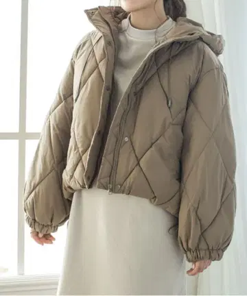 TRIANGLE PALETTE 다이아 퀼트 충전솜 숏 자켓 후드 부착