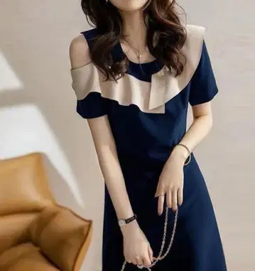 네이비와 베이지 오픈 숄더 원피스