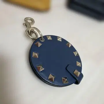 발렌티노 네이비 가죽 스터드 키링