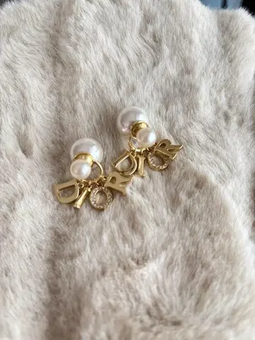 CD 로고 펄 귀걸이 (양쪽 귀용)