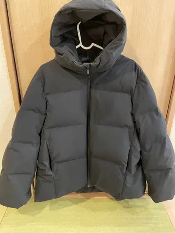 유니클로 심리스 다운 후드티 XL 블랙