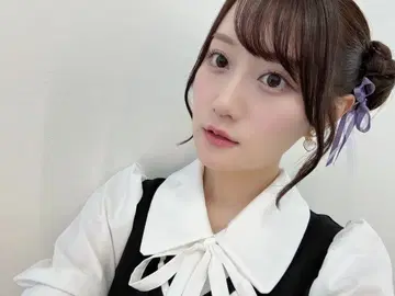 오구라 유이 착용 리본 포함 반팔 무릎 기장 원피스