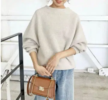 스픽앤스팬 보틀넥 돌먼 슬리브 니트 베이지