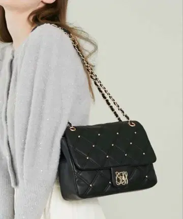 퀼트 스터드 체인 숄더 블랙