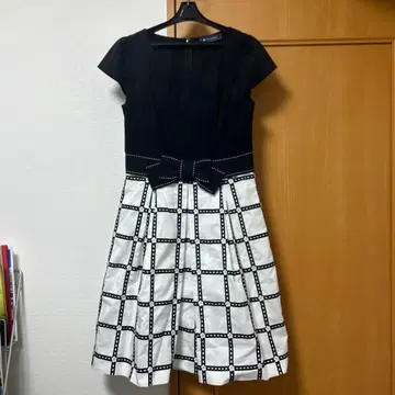 보타이 달린 블랙 화이트 체크 원피스