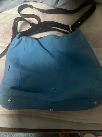 파란색 가죽 숄더백