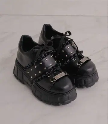 pium 프릴 벨트 볼륨 스니커즈 블랙