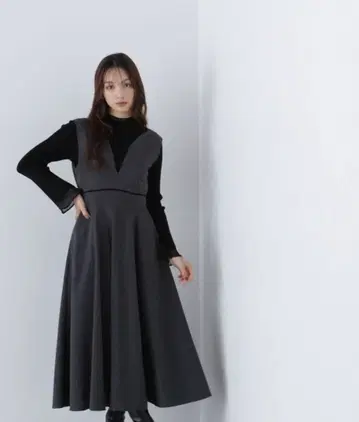 내추럴 뷰티 베이직 뉴앙스 넥 플레어 점프 스커트 차콜