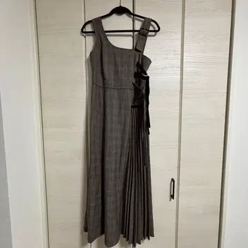 FRAY I.D 체크 무늬 슬리브리스 플리츠 콤비 원피스