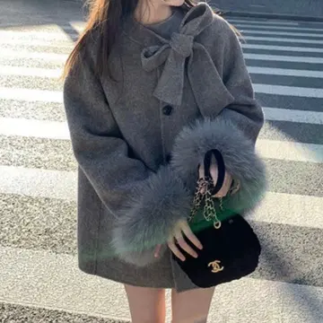 리본 포함 그레이 코트 퍼 소매