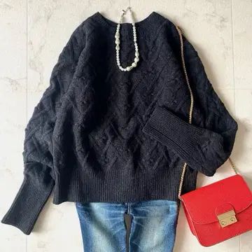 이에나 부드러운 캐시미어 입체 패턴 후면 버튼 니트 크루넥 그레이