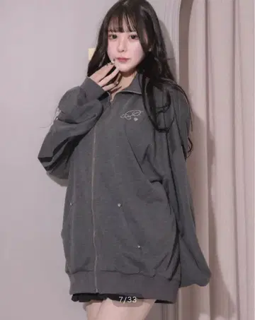 pium 더블 라인 비쥬 프린트 지퍼 맨투맨 차콜