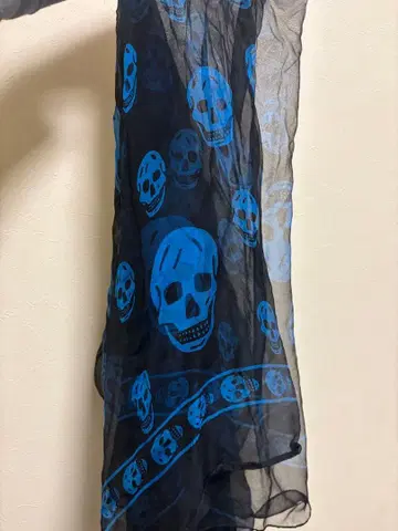 ALEXANDER McQUEEN 스컬 프린트 스톨