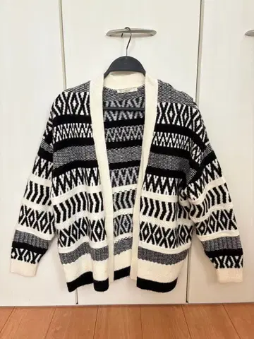 Chez toi (셰토와) 기하학 패턴 니트 가디건