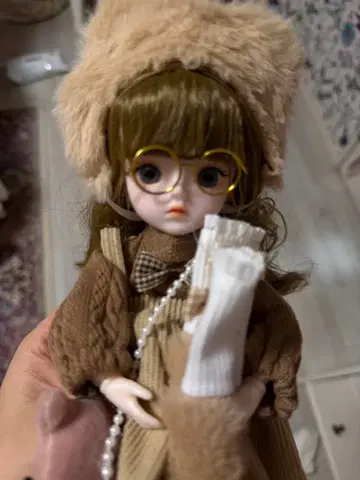 캐주얼 스타일의 베이지 인형