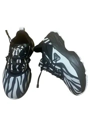 PUMA 오키토 샌들 애니멀 스니커즈 제브라 패턴