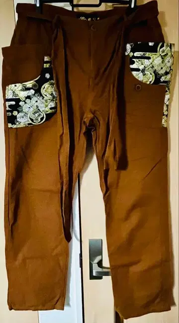 브라운 워크 팬츠 자수 포켓 부착