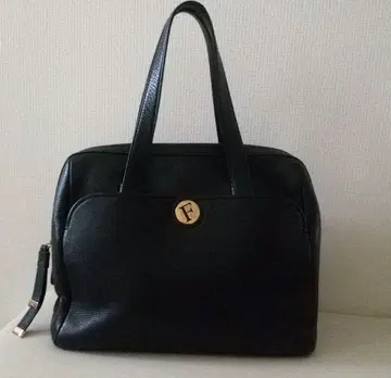 FURLA 블랙 가죽 핸드백 F 로고 포함
