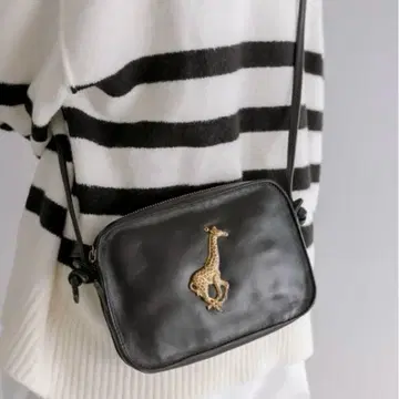 [새상품급] ear PAPILLONNER 기린 가죽 숄더백 블랙