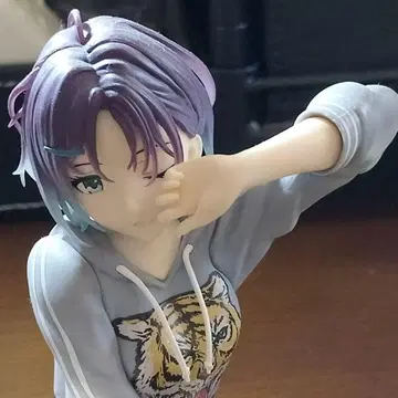 호랑이 프린트의 보라색 그라데이션 피규어