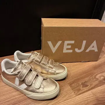 새상품급 VEJA 골드 스니커즈 벨크로