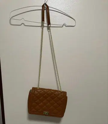 GU 브라운 퀼팅 숄더백