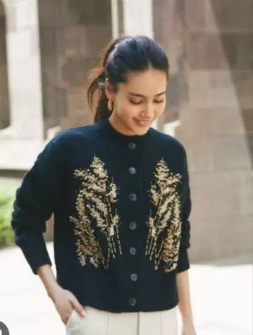 세븐틴 위트 자수 가디건