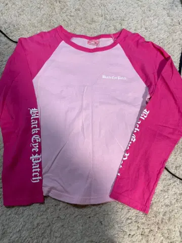 블랙 아이패치 상의 LANA 착용