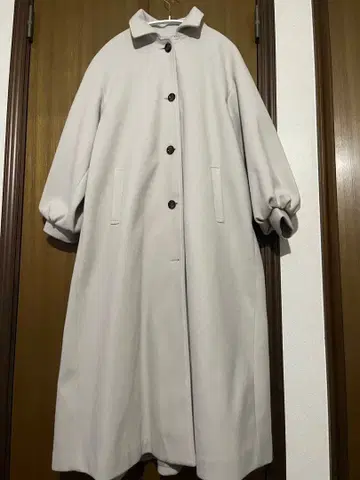 라이트 그레이 롱 코트 버튼 포함 fifth