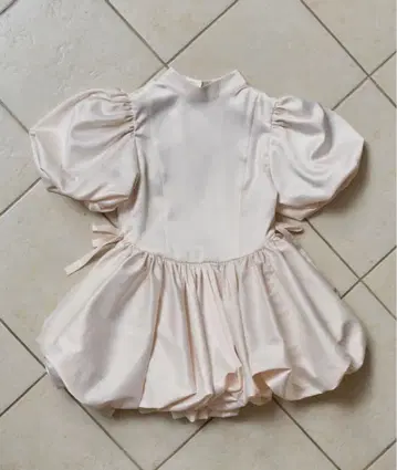 treat lirself 새틴 벌룬 페플럼 미니 원피스