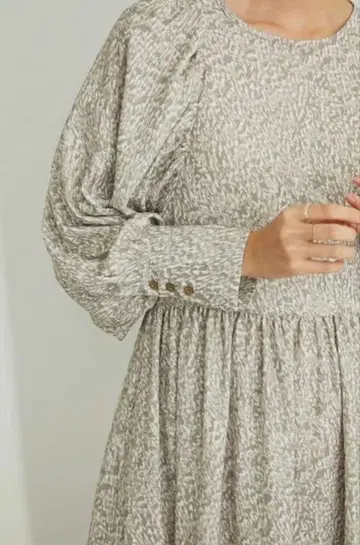 패턴 슬리브 개더 원피스