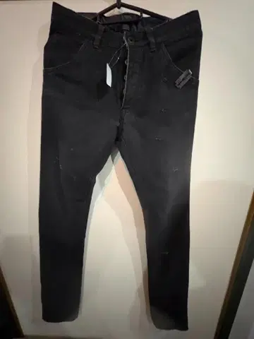 ATTACHMENT 블랙 데미지 가공 데님 팬츠