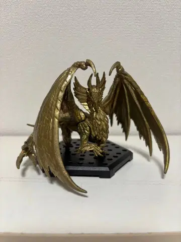 몬스터 헌터 멜 제나 (골드 Ver.) 피규어