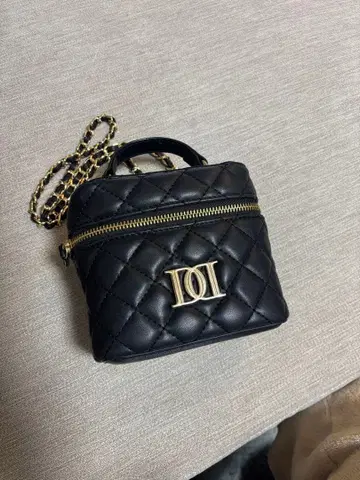 블랙 퀼팅 숄더백 다리치