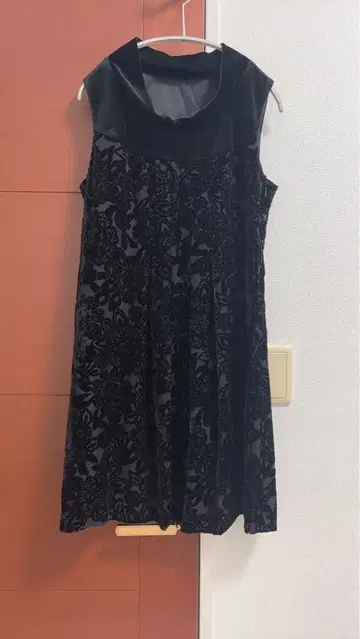 르 라릭 벨로아 레이스 슬리브리스 원피스 미니 블랙