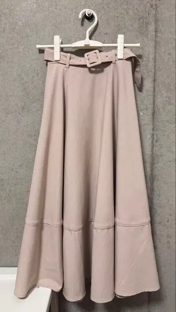 An MILLE 벨트 파이핑 플레어 스커트 (핑크)