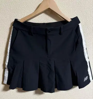 New Balance 플리츠 스커트 블랙