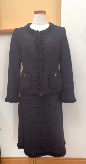 뉴요커 네이비 트위드 수트 무릎 기장 스커트