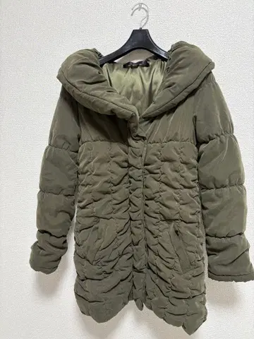 올리브색 후드 부착 다운 자켓