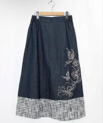 이즈스칼라 라메 트위드 절개 꽃나비 자수 데님 스커트