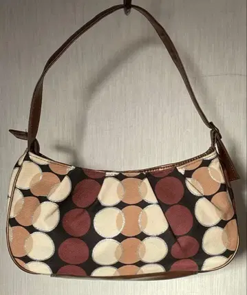 원형 패턴 핸드백