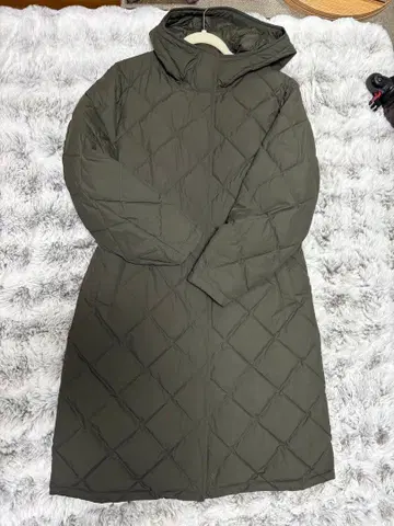 유니클로 퍼프 테크 롱 코트 릴랙스 핏 M 사이즈 올리브