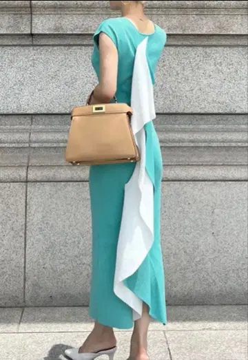 JENNE 터콰이즈 백프릴 타이트 니트 원피스