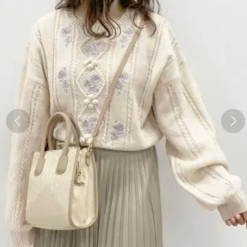 올리브 데 올리브 꽃이 있는 케이블 니트