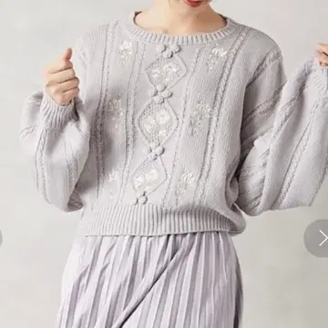 올리브데올리브 꽃이 있는 케이블 니트