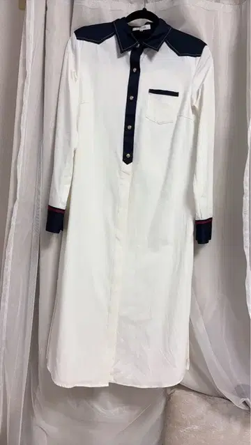 러브리스 화이트 긴팔 원피스 네이비 카라 부착